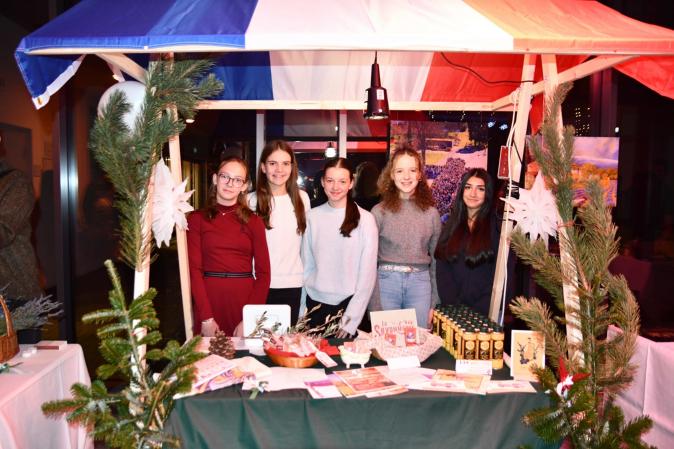 Schülerinnen am Weihnachtsmarktstand