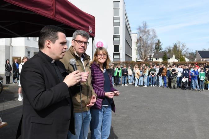Pfarrer Sluminsky, Michael Bornemann und Petra Hennigfeld sprechen zur Schuldgemeinde auf dem Schulhof