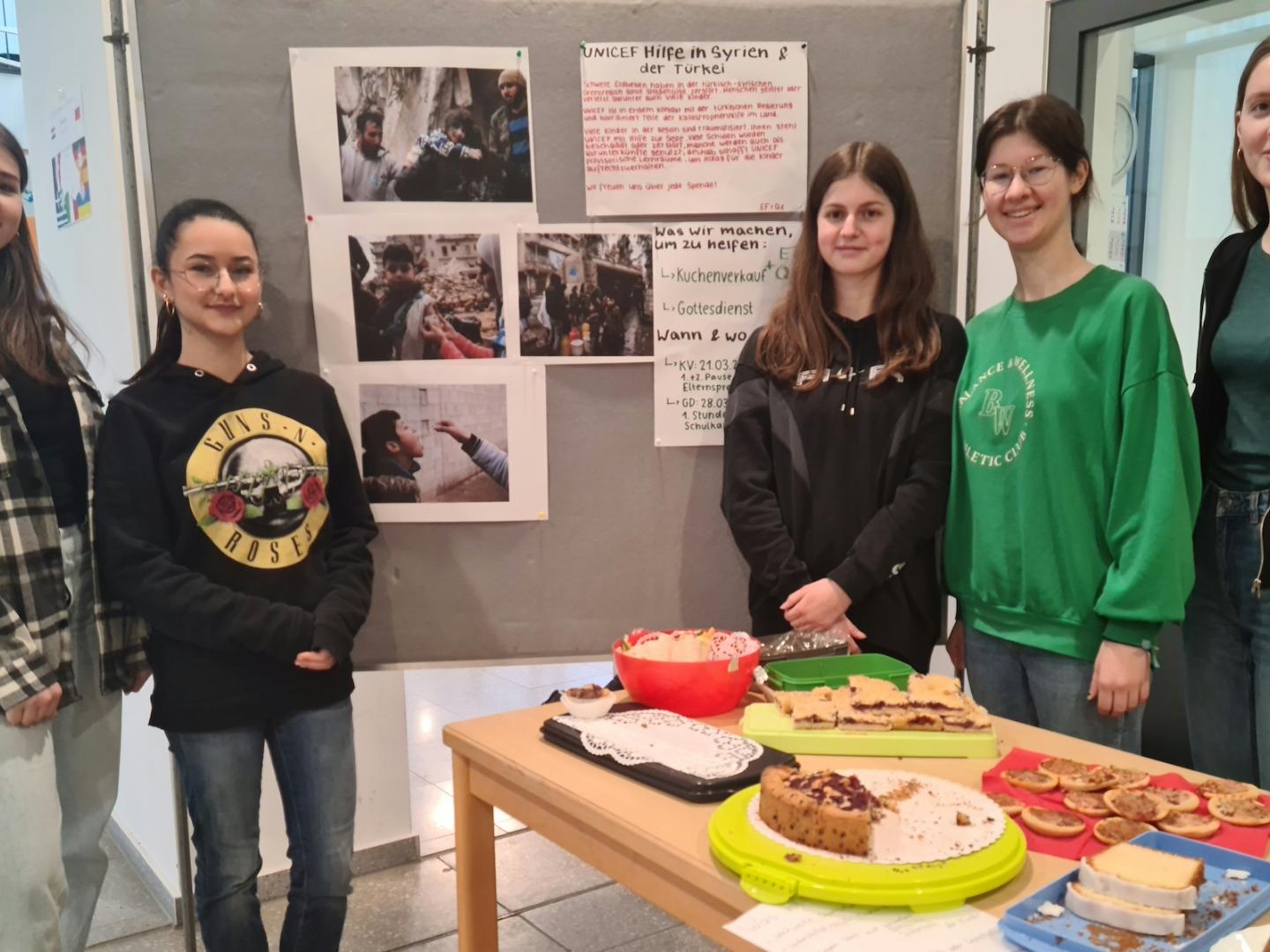 Schülerinnen verkaufen Kuchen zugunsten von Unicef