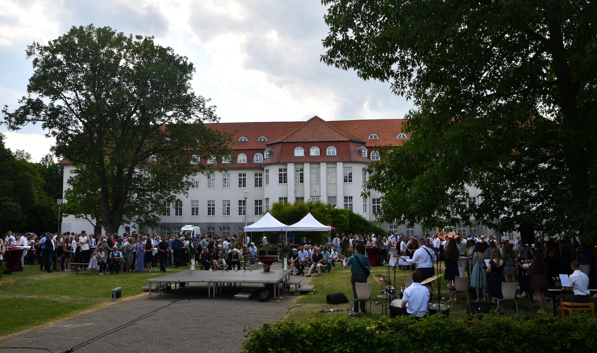Abiband, Gäste, Bühne, im Hintergrund der Altbau