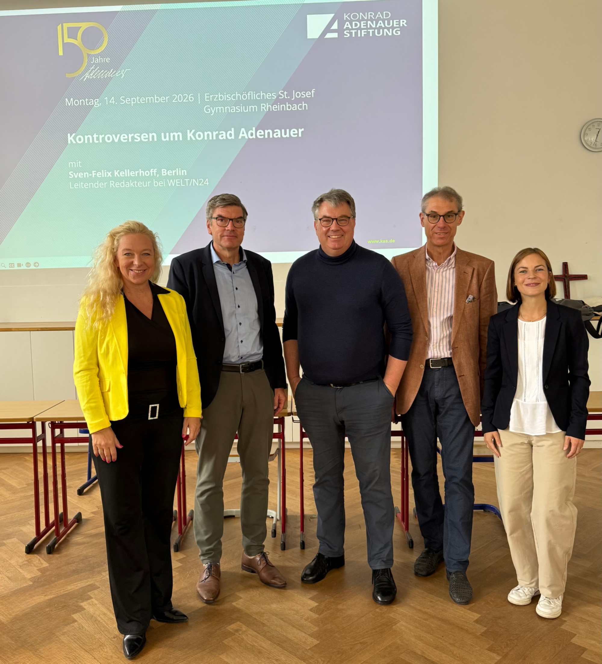 Gruppenbild vor Projektion zum Vortrag