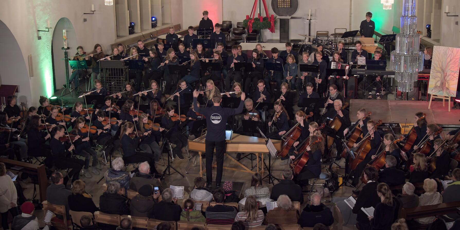 Orchester und Publikum beim Adventskonzert