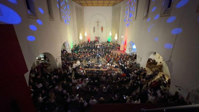 Die Pfarrkirche St. Martin war voller Besucherinnen und Besucher. Blick aufs Orchester von der Empore aus