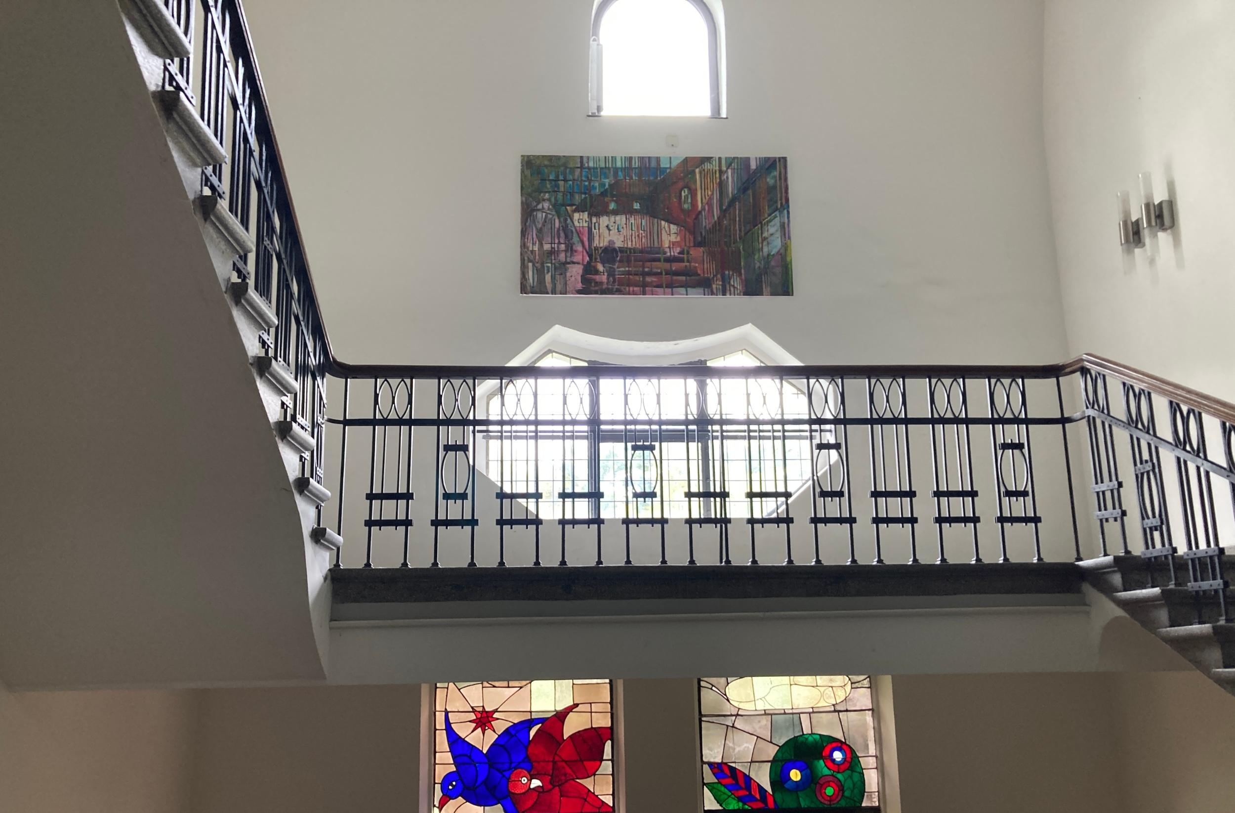 Treppenhaus im Altbau mit farbigen Fenstern