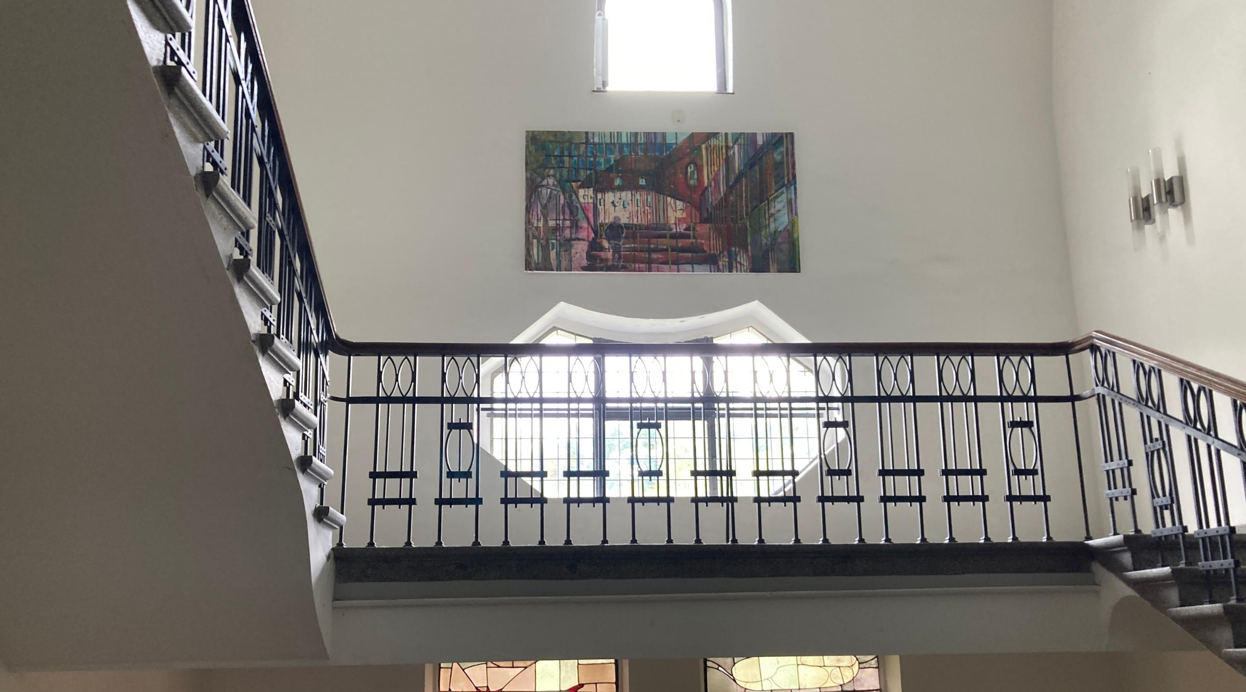 Treppenhaus im Altbau mit farbigen Fenstern