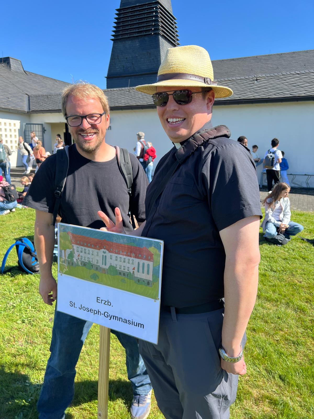 Schulseelsorger Daniel Sluminsky und Klassenlehrer Julian Wery