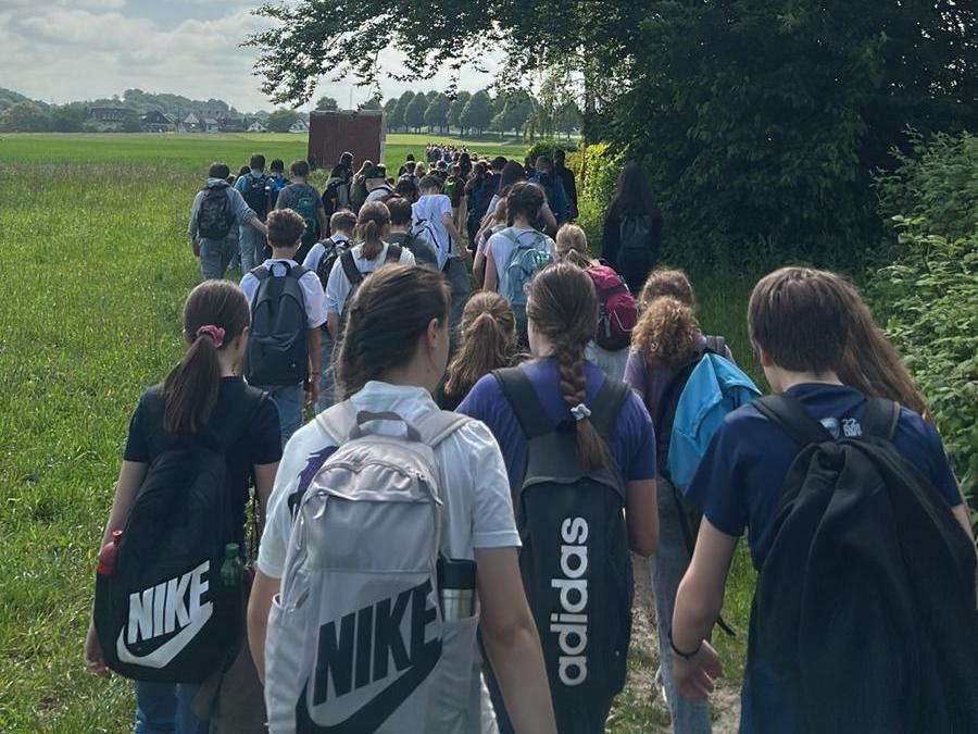 Kinder auf einem Wanderweg