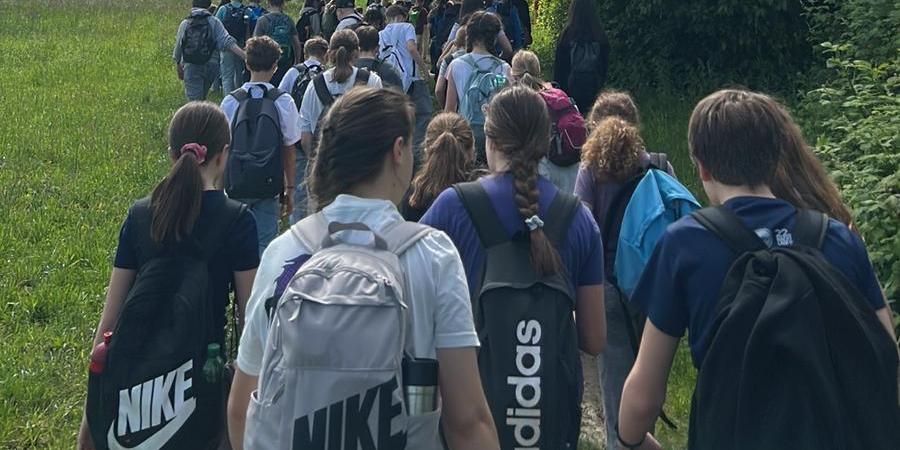 Kinder auf einem Wanderweg