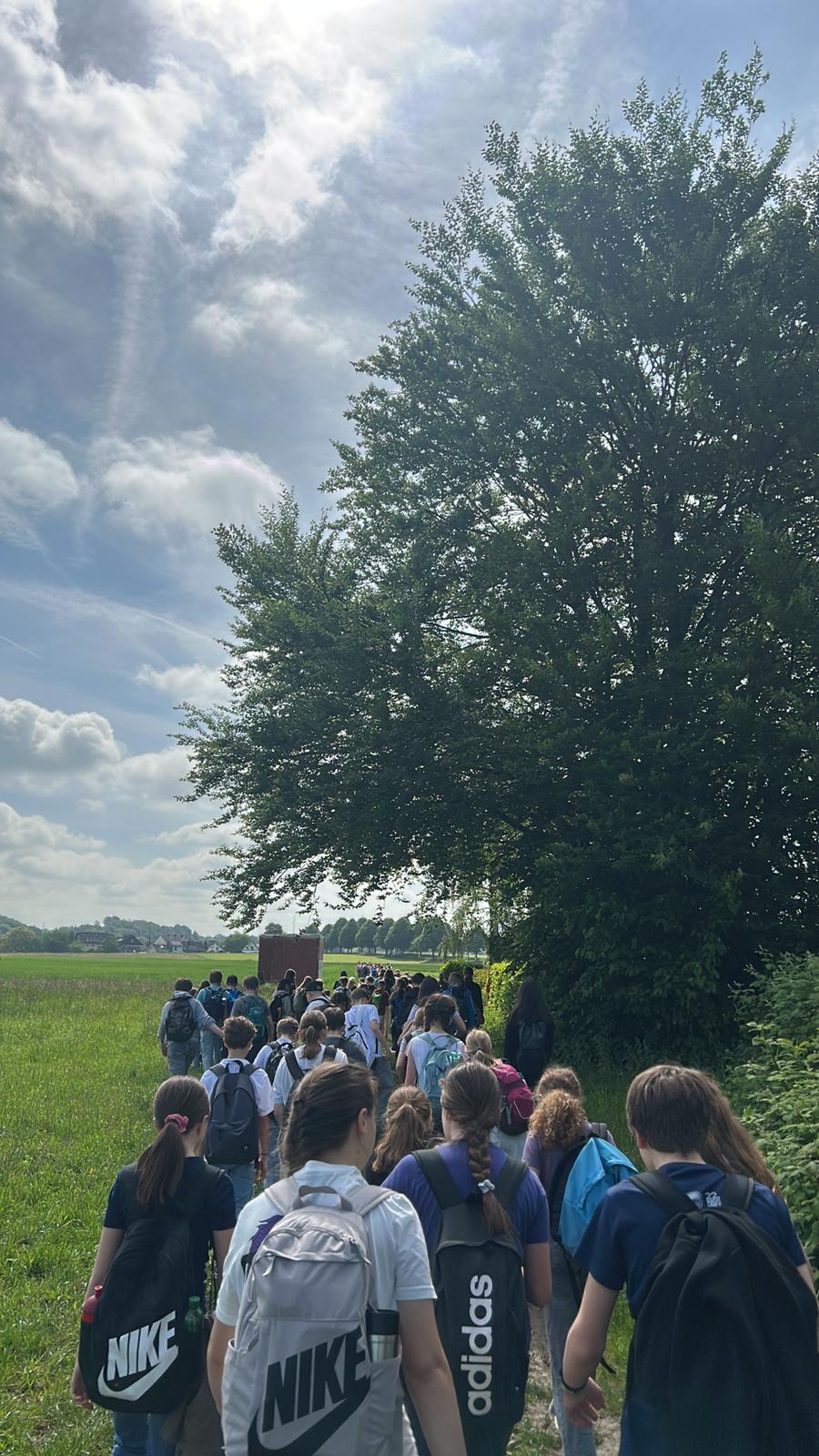Kinder auf einem Wanderweg