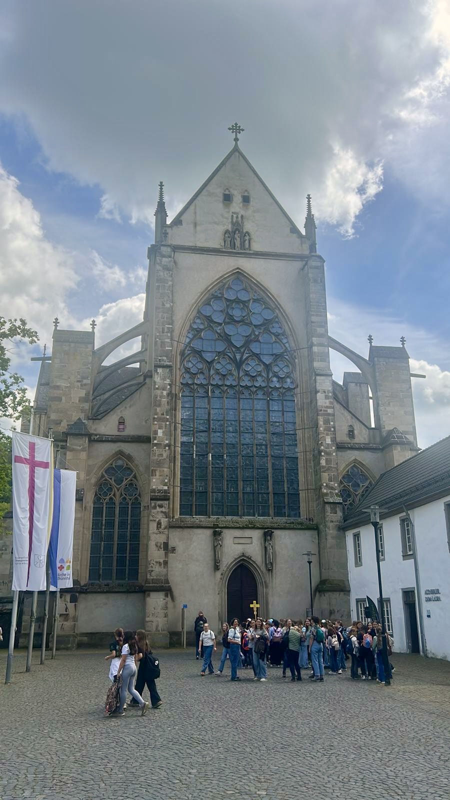Altenberger Dom Portal, davor Schülerinnen und Schüler