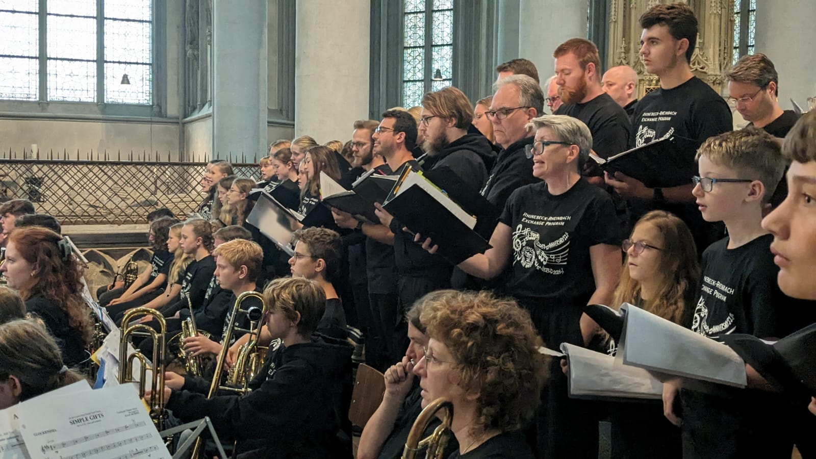 Der Chor aus Rhinebecker und RHeinbacher Sänger:innen im Altenberger Dom