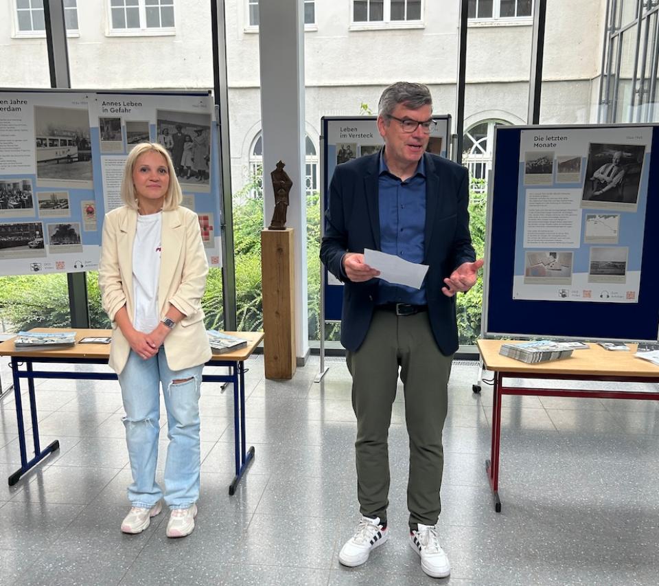 Julia Hamann und Michael Bornemann vor Plakaten im Foyer