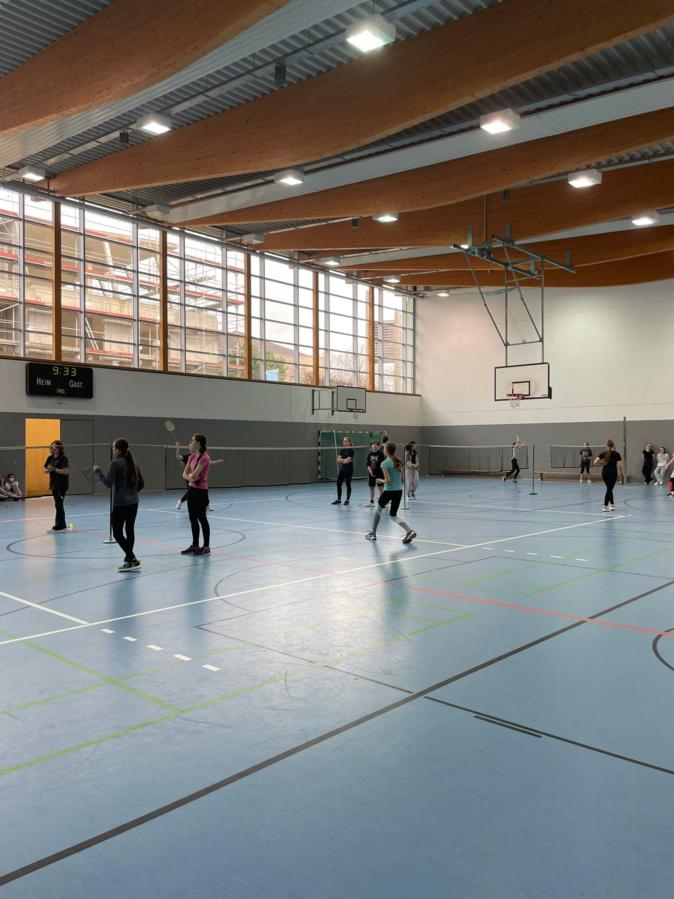 Sporthalle, Schüler spielen Badminton