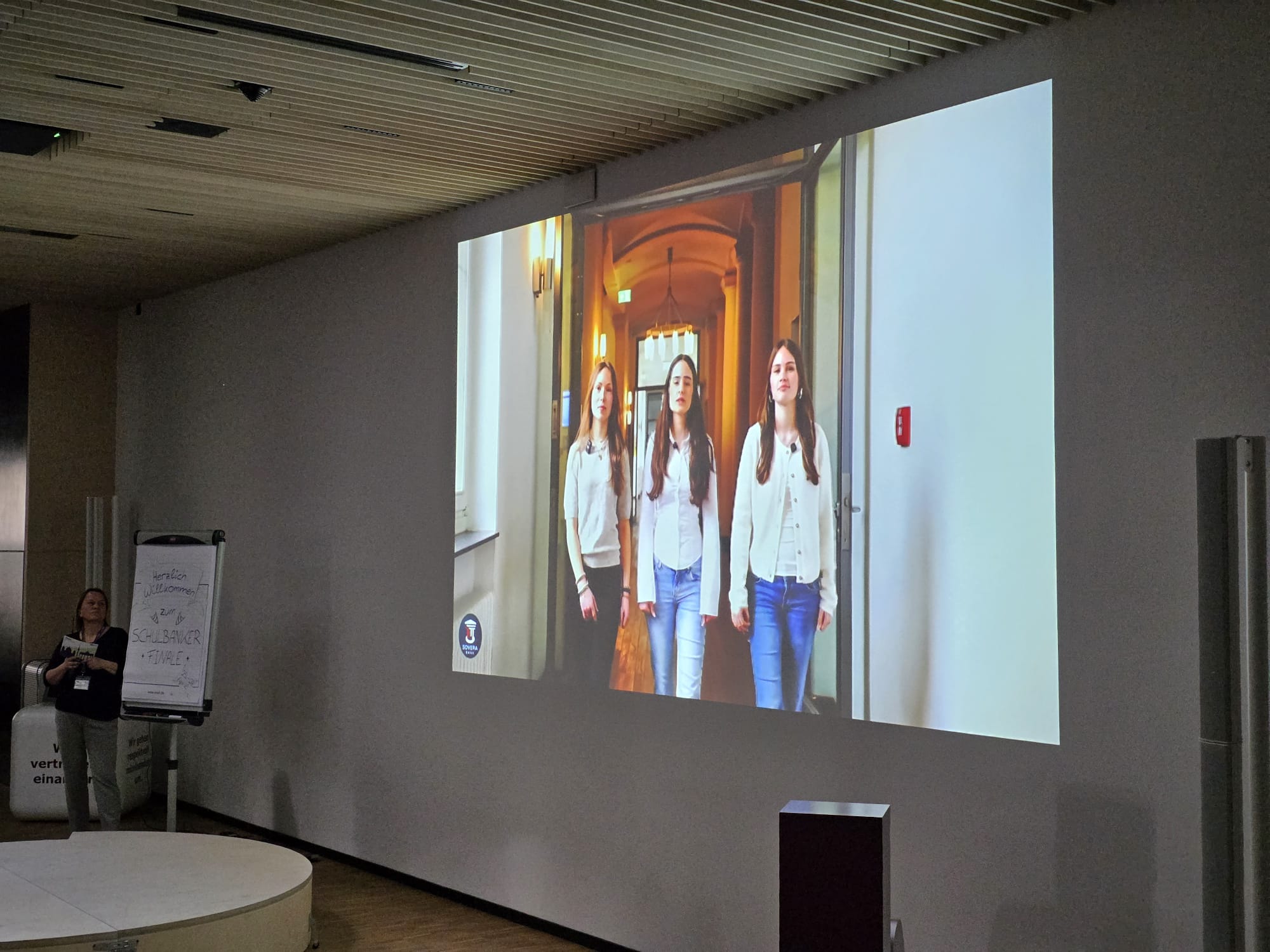 Ausschnitt Video: drei Mädchen in einem langen Schulflur