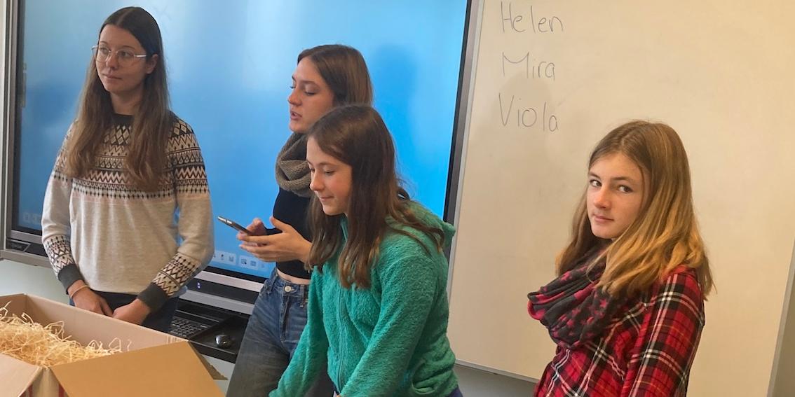 Jette, Helen und Emely aus der Umwelt-AG leiten die Bastelaktion in der Klasse 5 an.