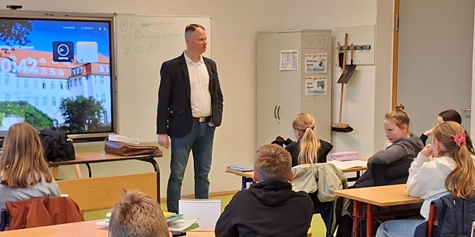 Bürgermeister vor Schulklasse