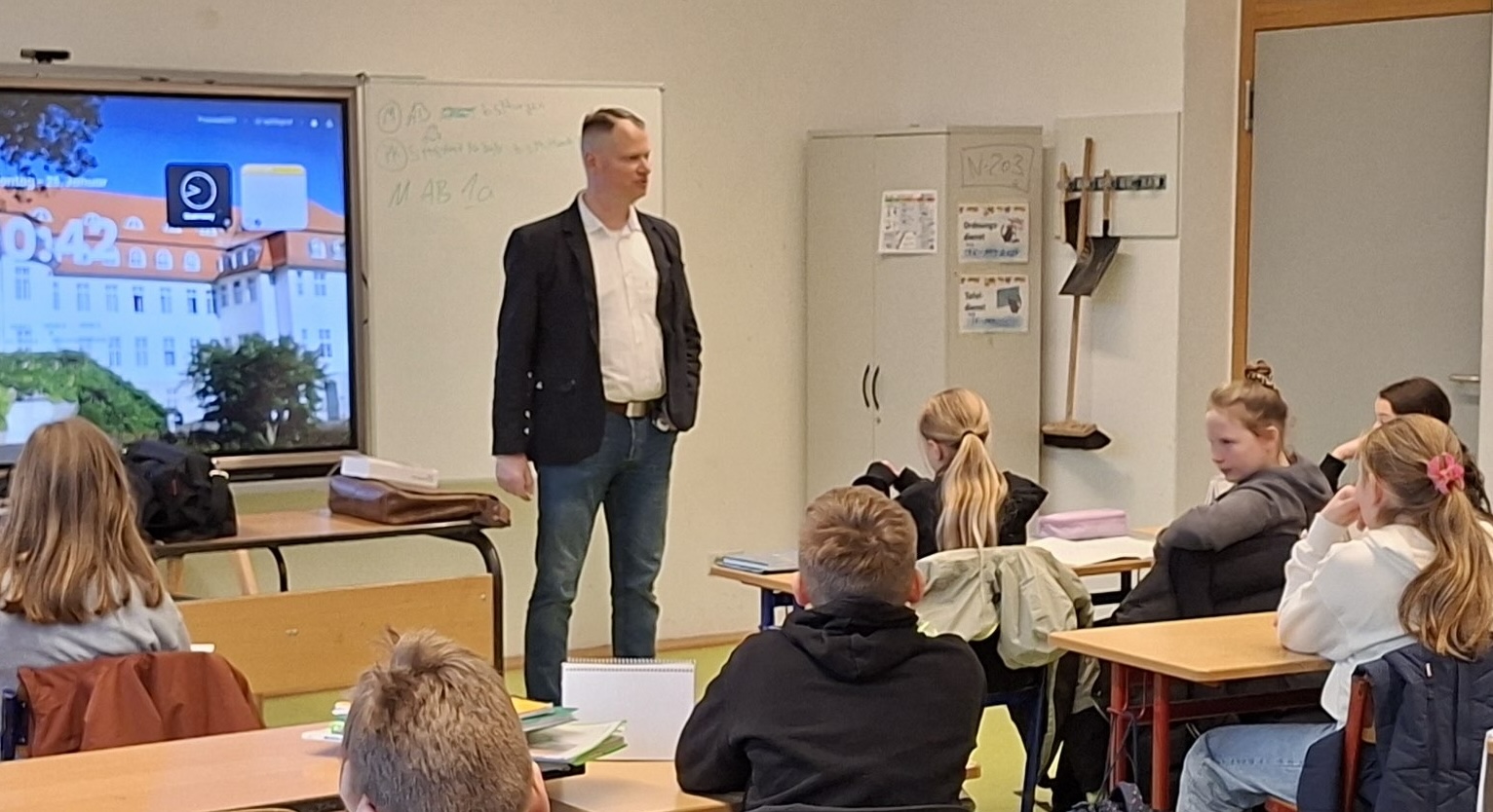 Bürgermeister vor Schulklasse