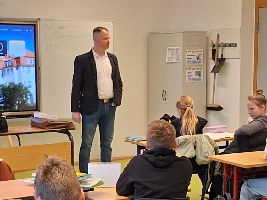 Bürgermeister vor Schulklasse