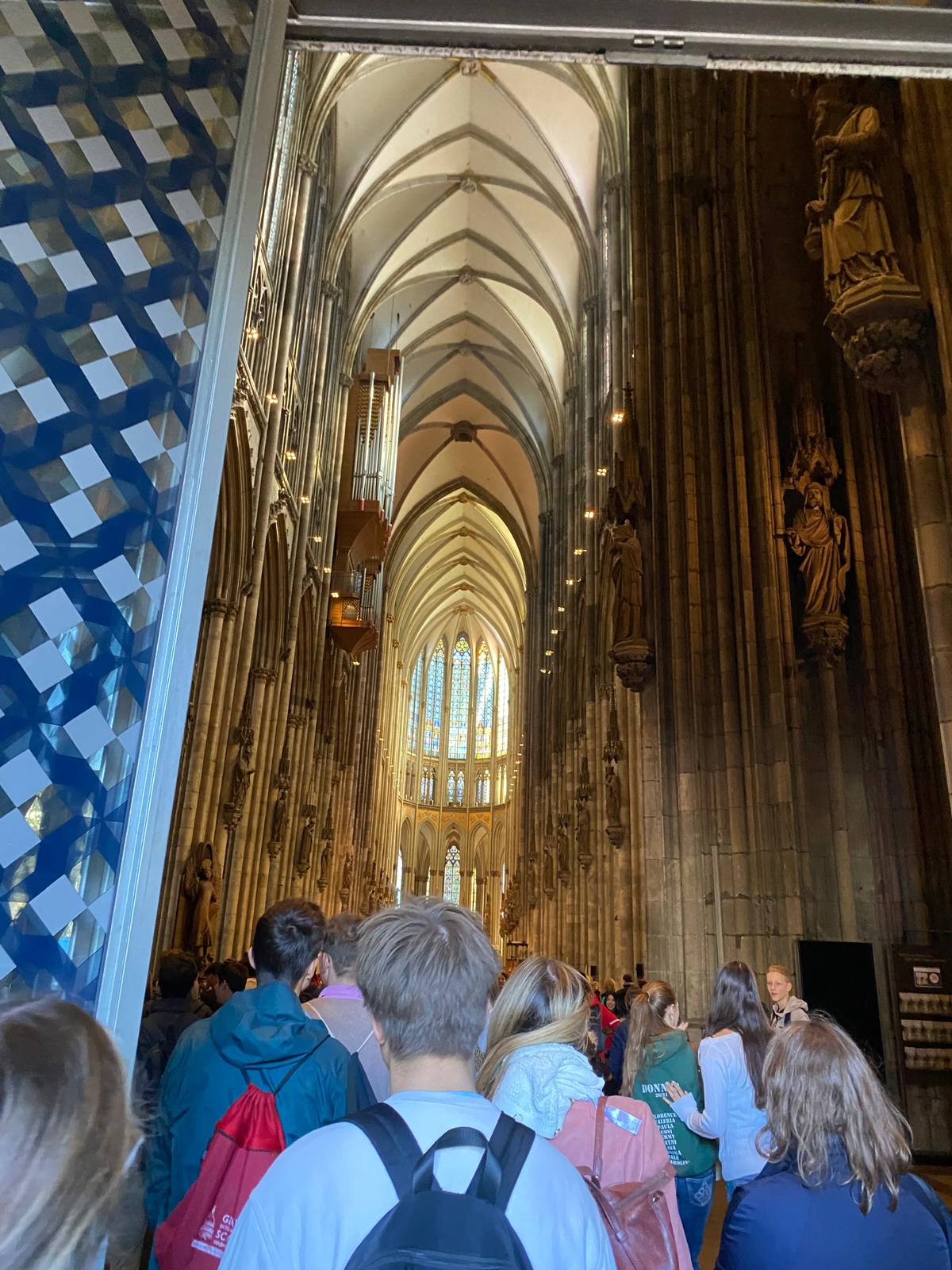 St. Kunibert in Köln Gruppe von Jugendlichen gehen in die Kirche St. Kunibert