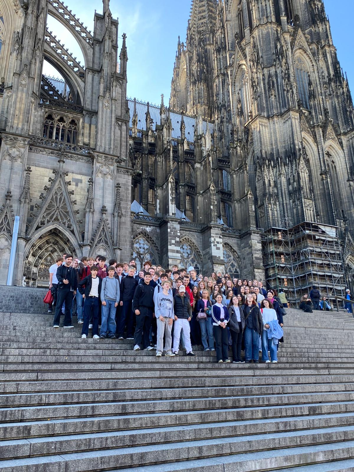 Dreikönigswallfahrt 2026 Gruppe von Schülerinnen und Schülern vor dem Kölner Dom