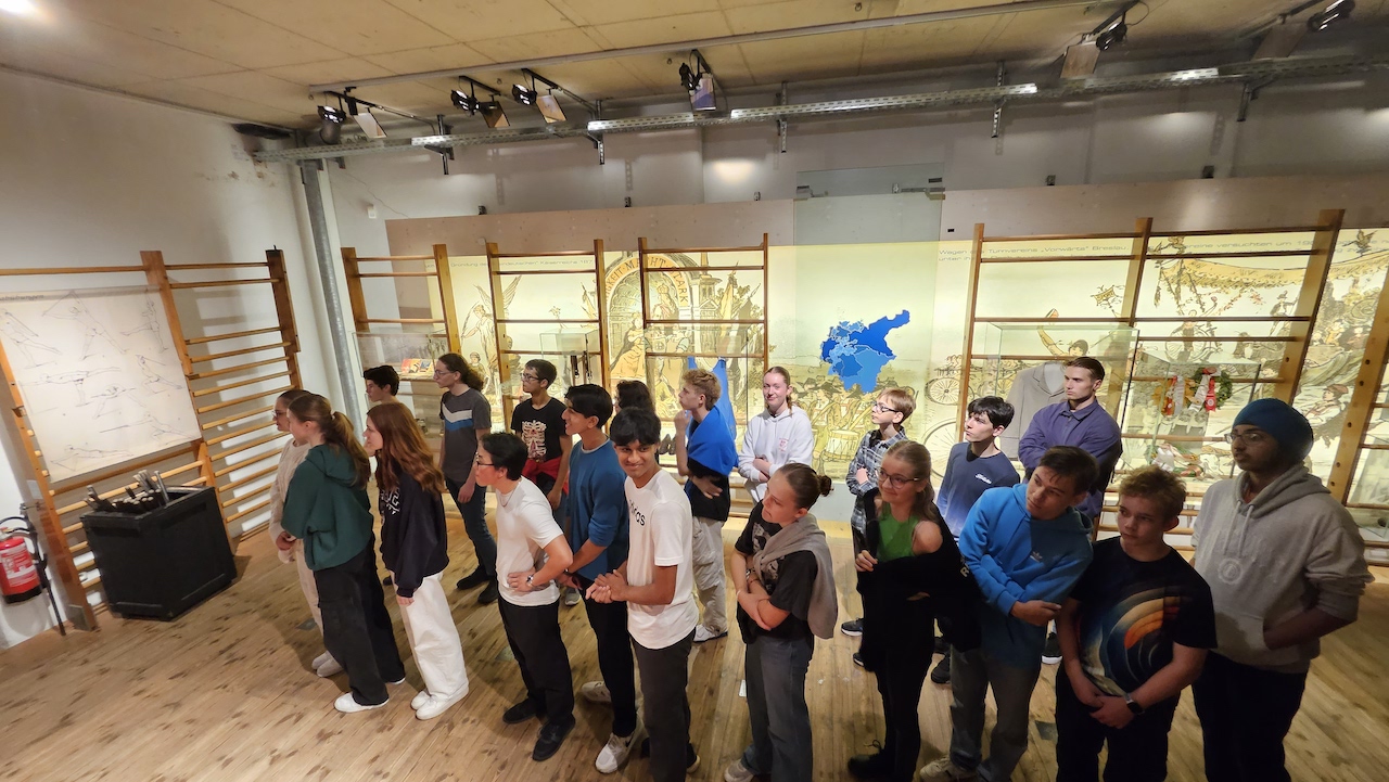 Englische und deutsche Schüler:innen im Sportmuseum