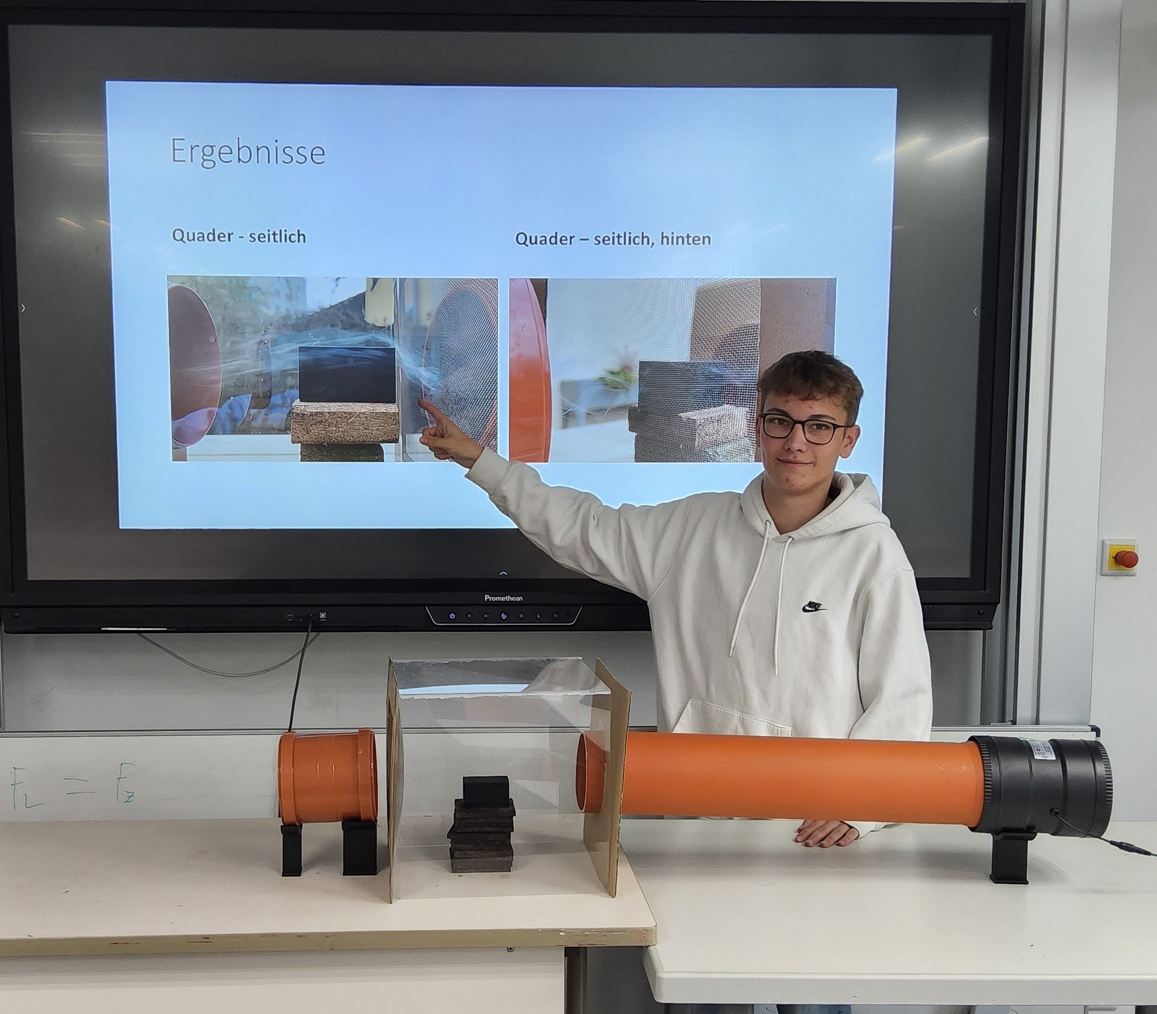 Schüler zeigt auf ein digitales Board im Physikraum