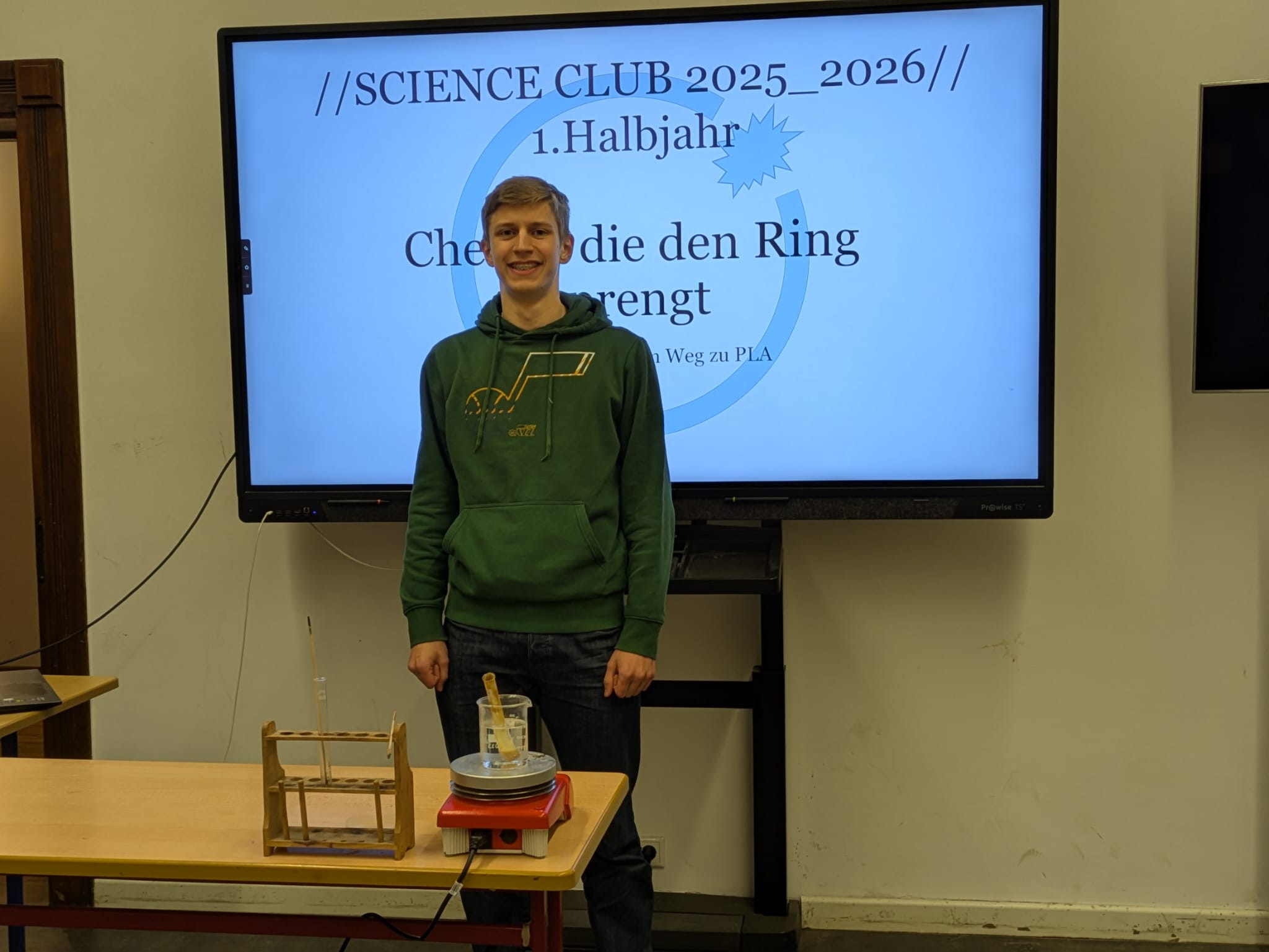 Schüler vor Präsentationswand: Science Club