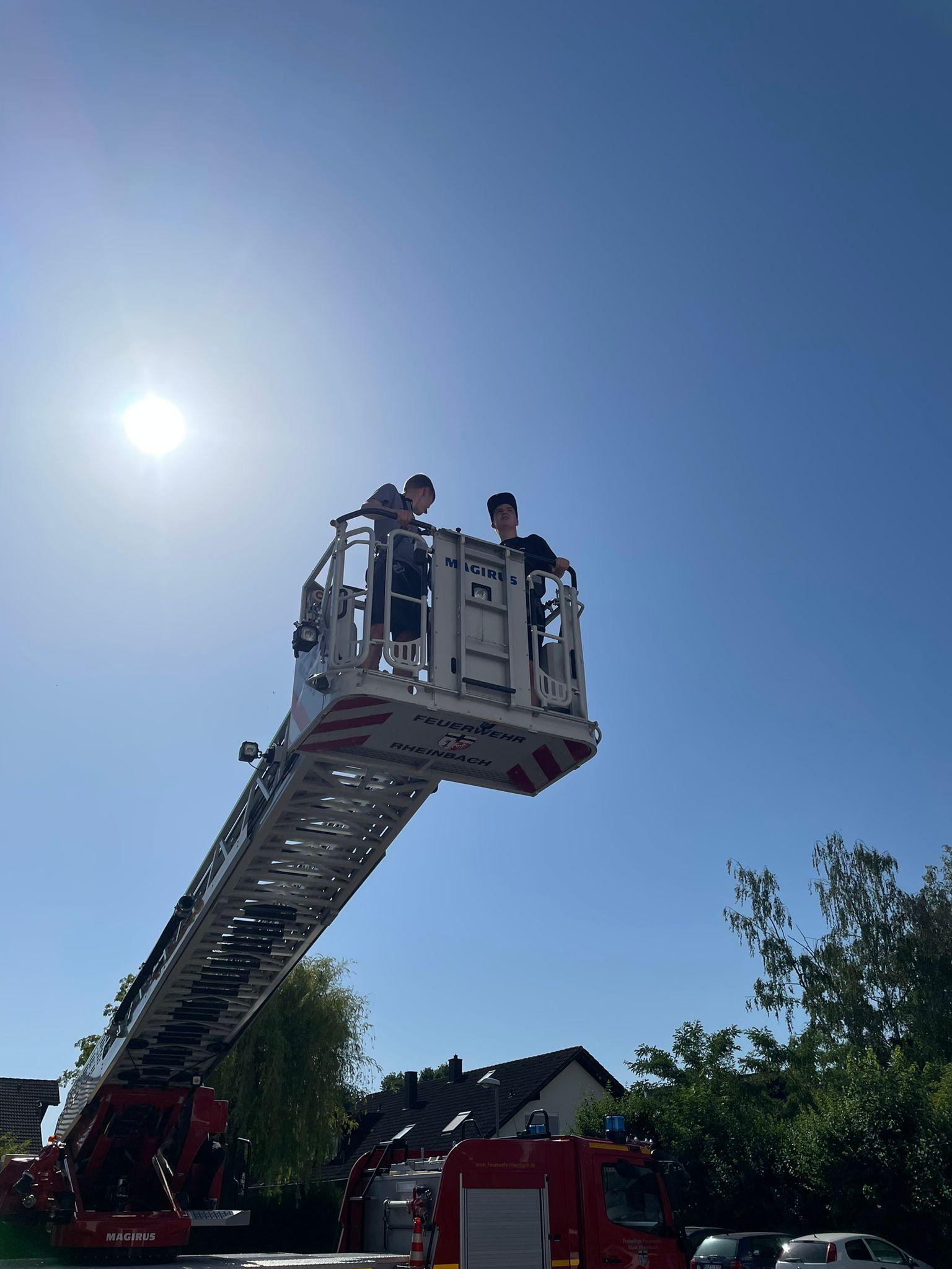 2 Jungen im Korb an Feuerwehrleiter