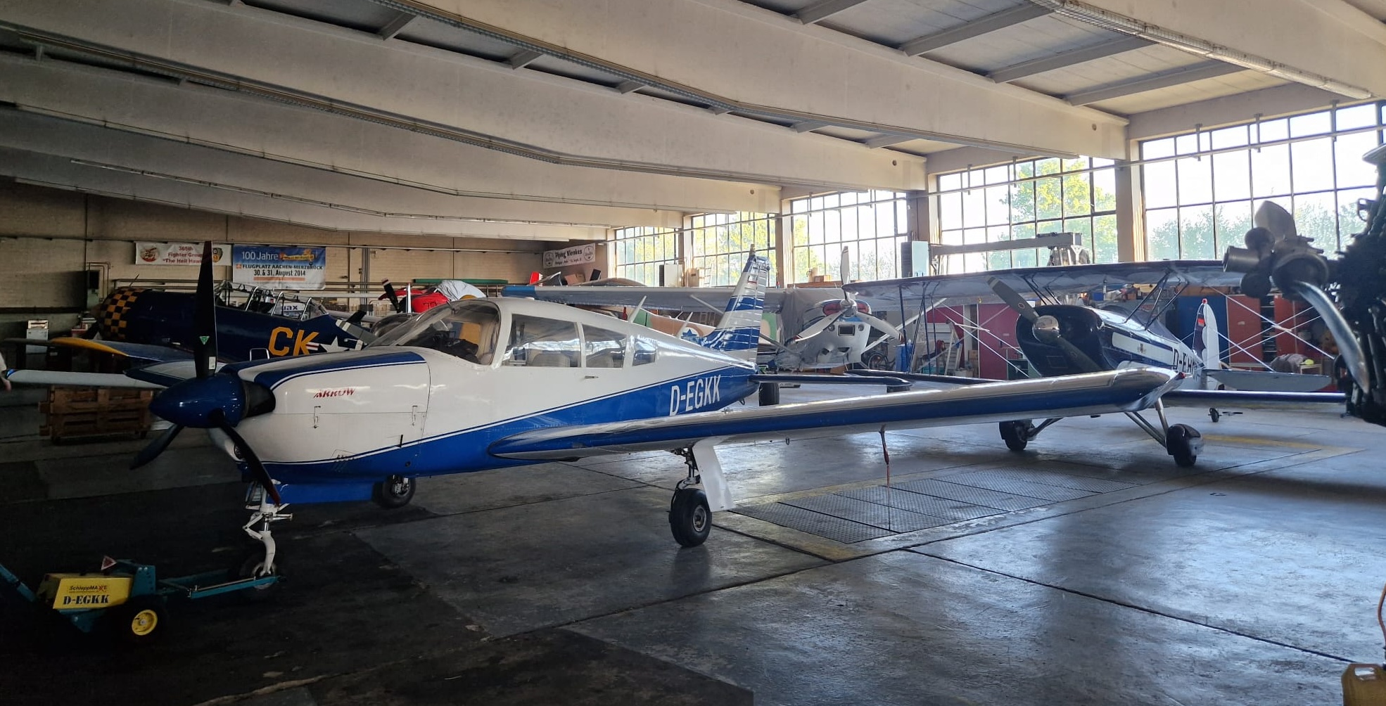 Kleinflugzeuge in einer Halle