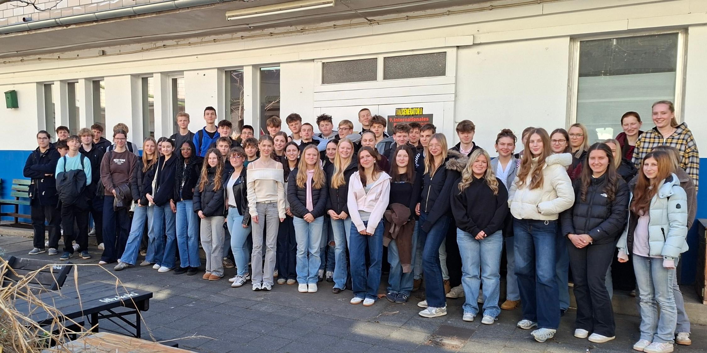 Gruppenfoto Schülerinnen und Schüler vor Gebäude