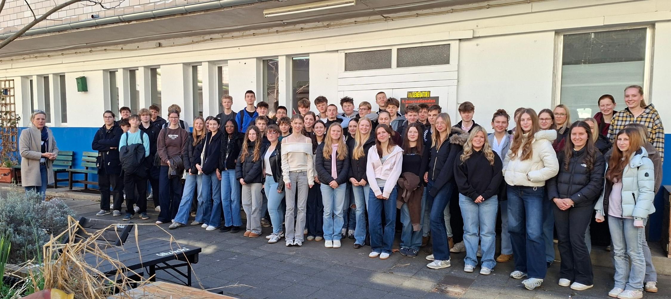 Gruppenfoto Schülerinnen und Schüler vor Gebäude
