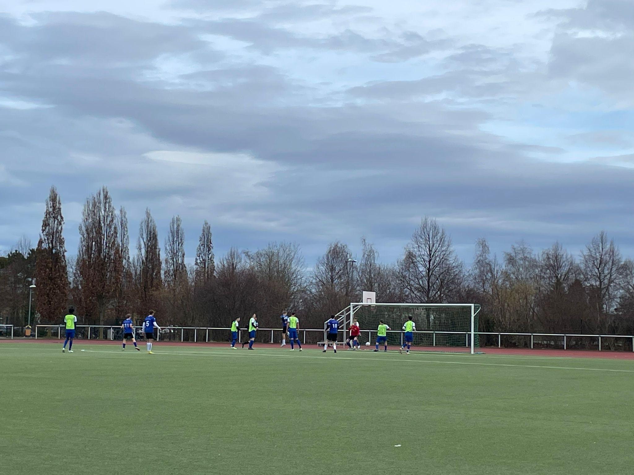 Schülermannschaften spielen Fußball