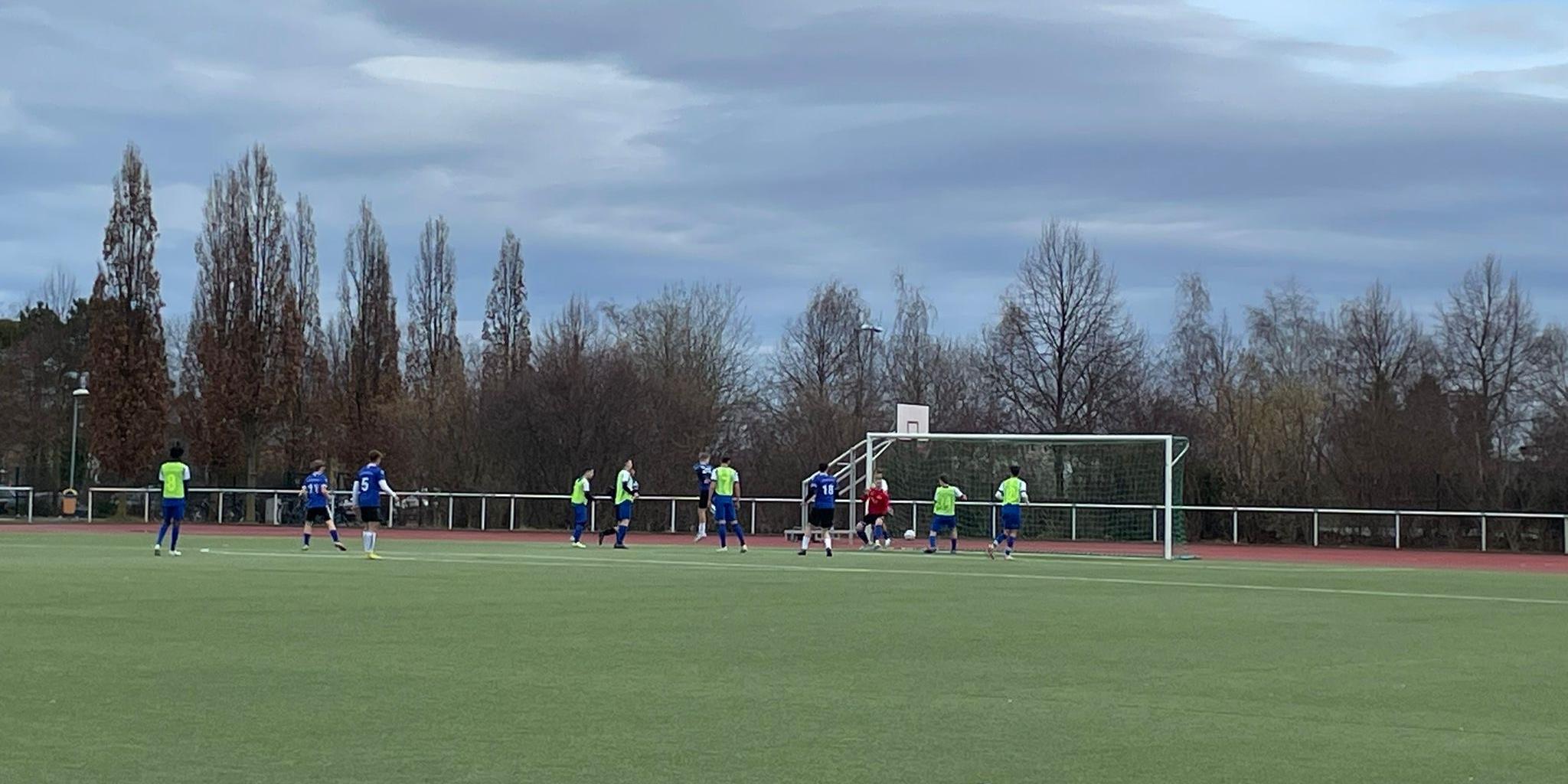 Schülermannschaften spielen Fußball