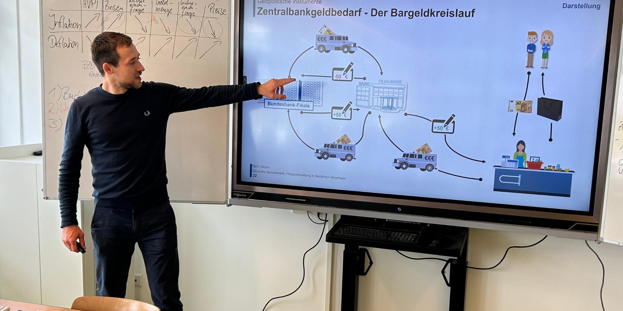 Referent vor elektronischer Tafel