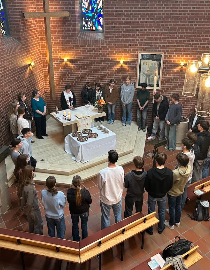 Jugendliche um einen Altar, Pfarrerin (c) SJG Rheinbach Jugendliche um einen Altar, Pfarrerin