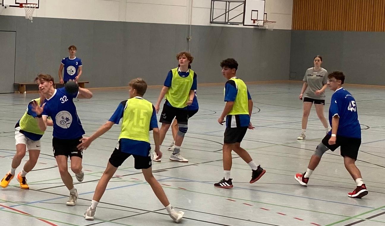 Jungen aus zwei Manschaften kämpfen um den Handball
