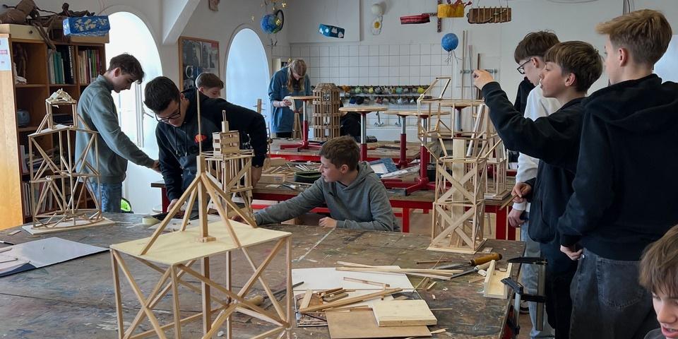 Jungen basteln Ballons aus Pappmaschee