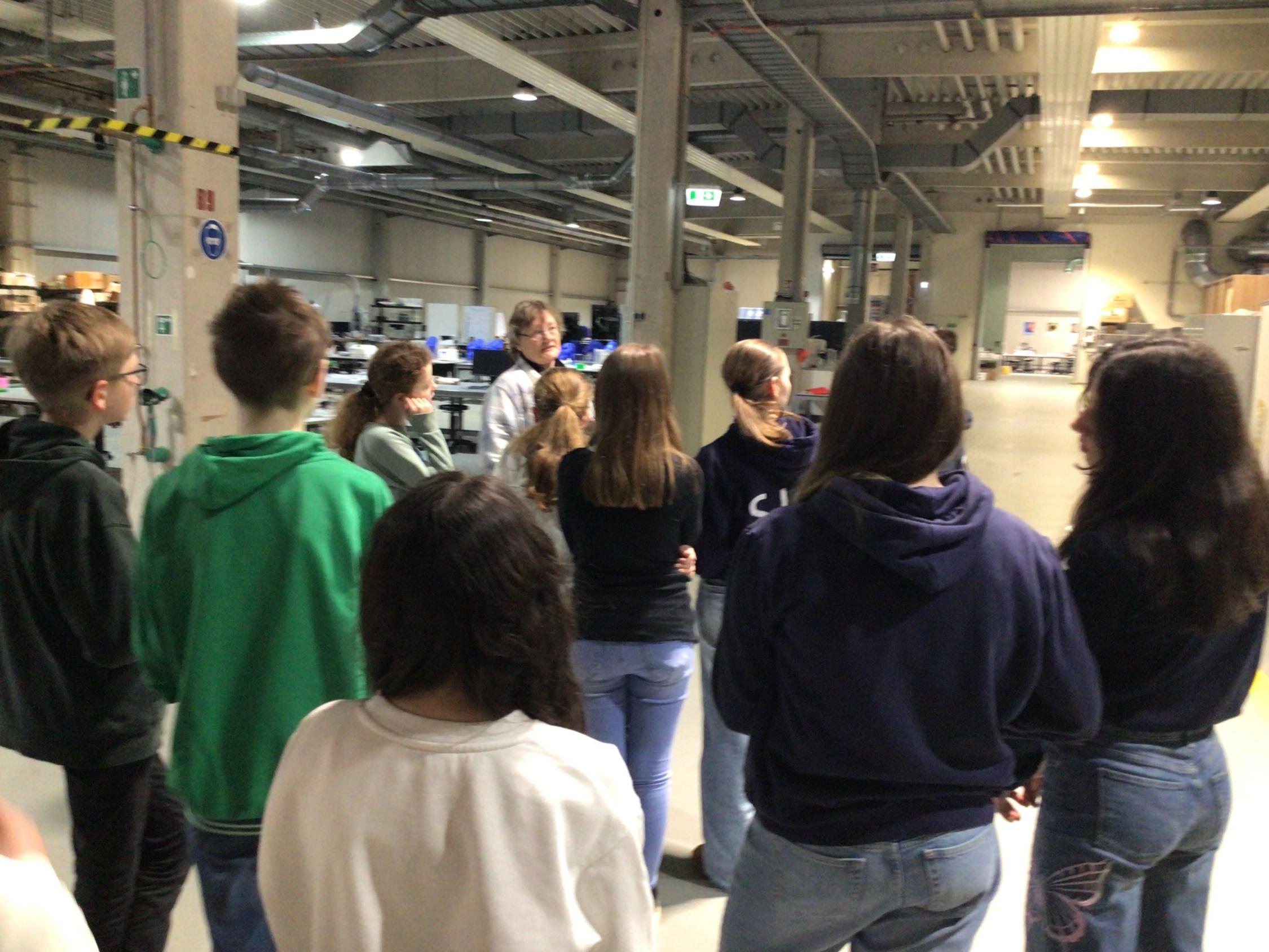 Schülerinnen und Schüler in einem Gebäude der Hochschule