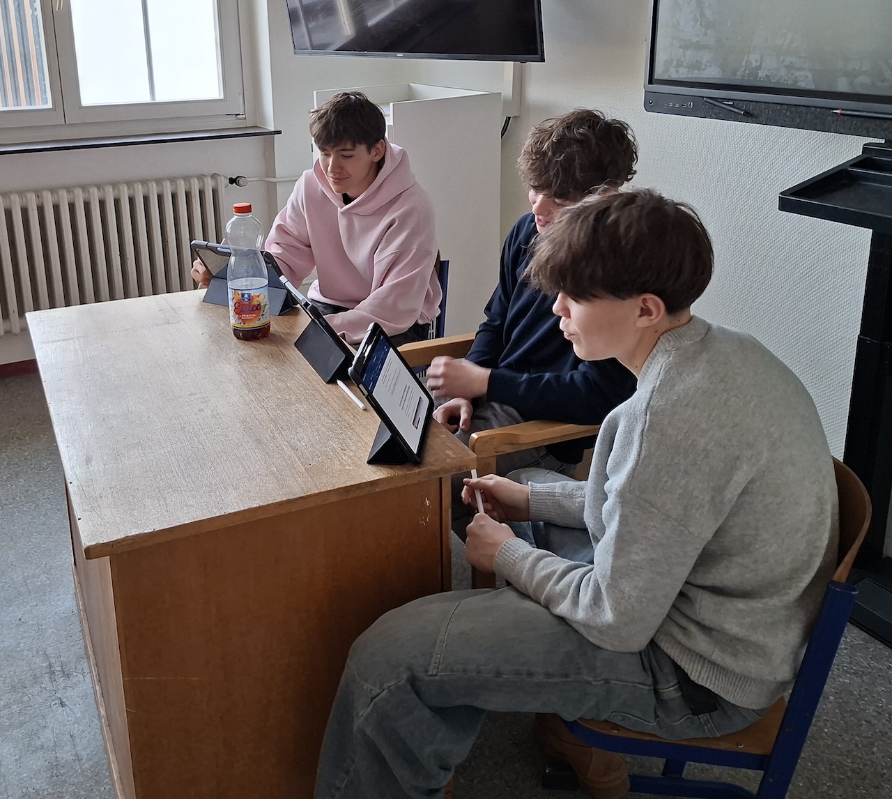 3Schüler mit iPads