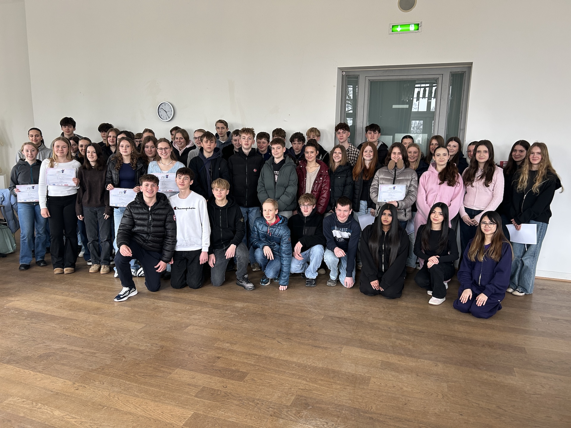 Gruppenfoto mit Urkunden