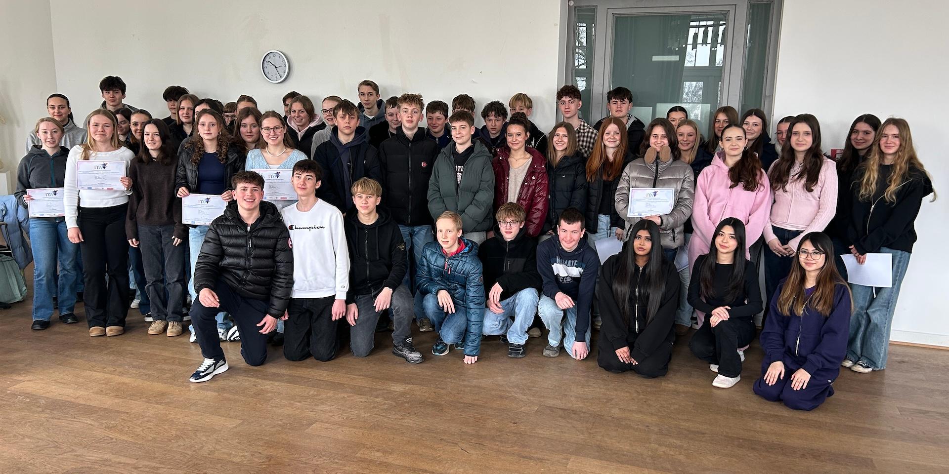 Gruppenfoto mit Urkunden