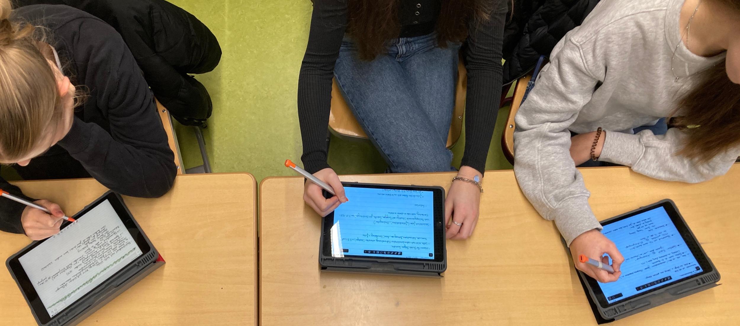 Ipads auf dem Tisch