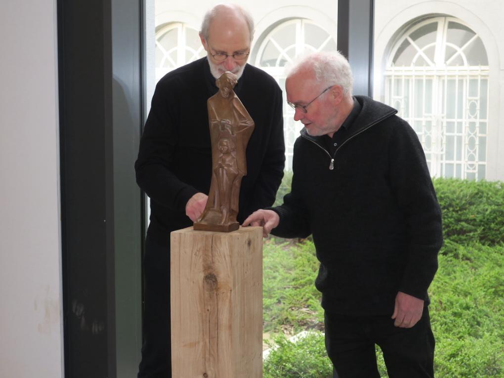 Weihbischof Ansgar Puff und Bildhauer Rudolf Schneider betrachten die neue Joseph-Statue