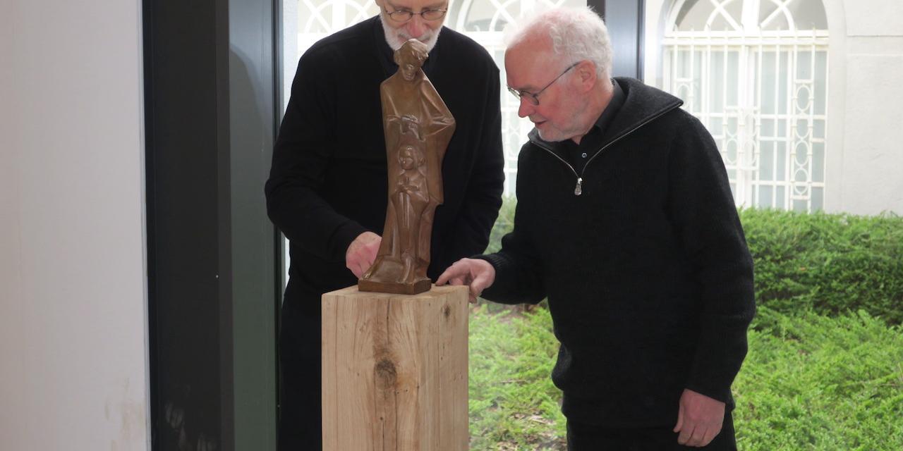 Weihbischof Ansgar Puff und Bildhauer Rudolf Schneider betrachten die neue Joseph-Statue