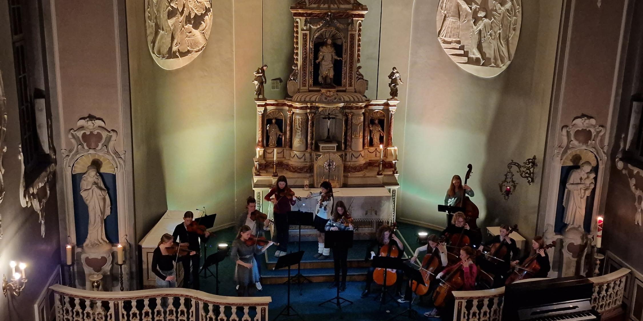 Kleines Streichorchester im Altarraum der Kapelle