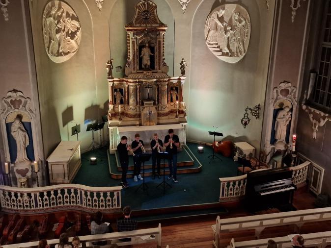 Vier Trompeter im Altarraum der Kapelle