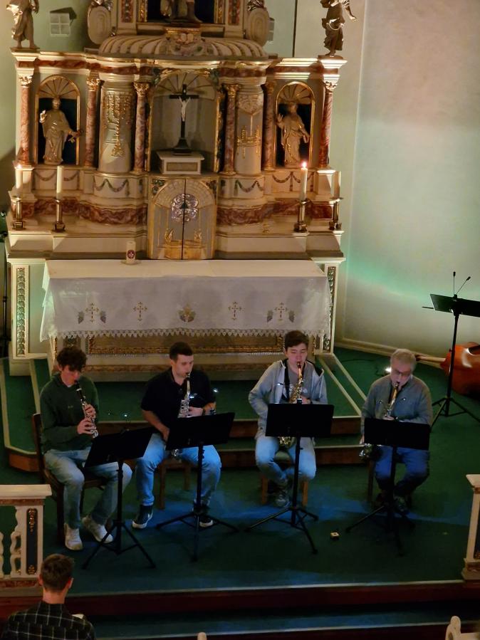Vier Saxophonisten im Altarraum der Kapelle