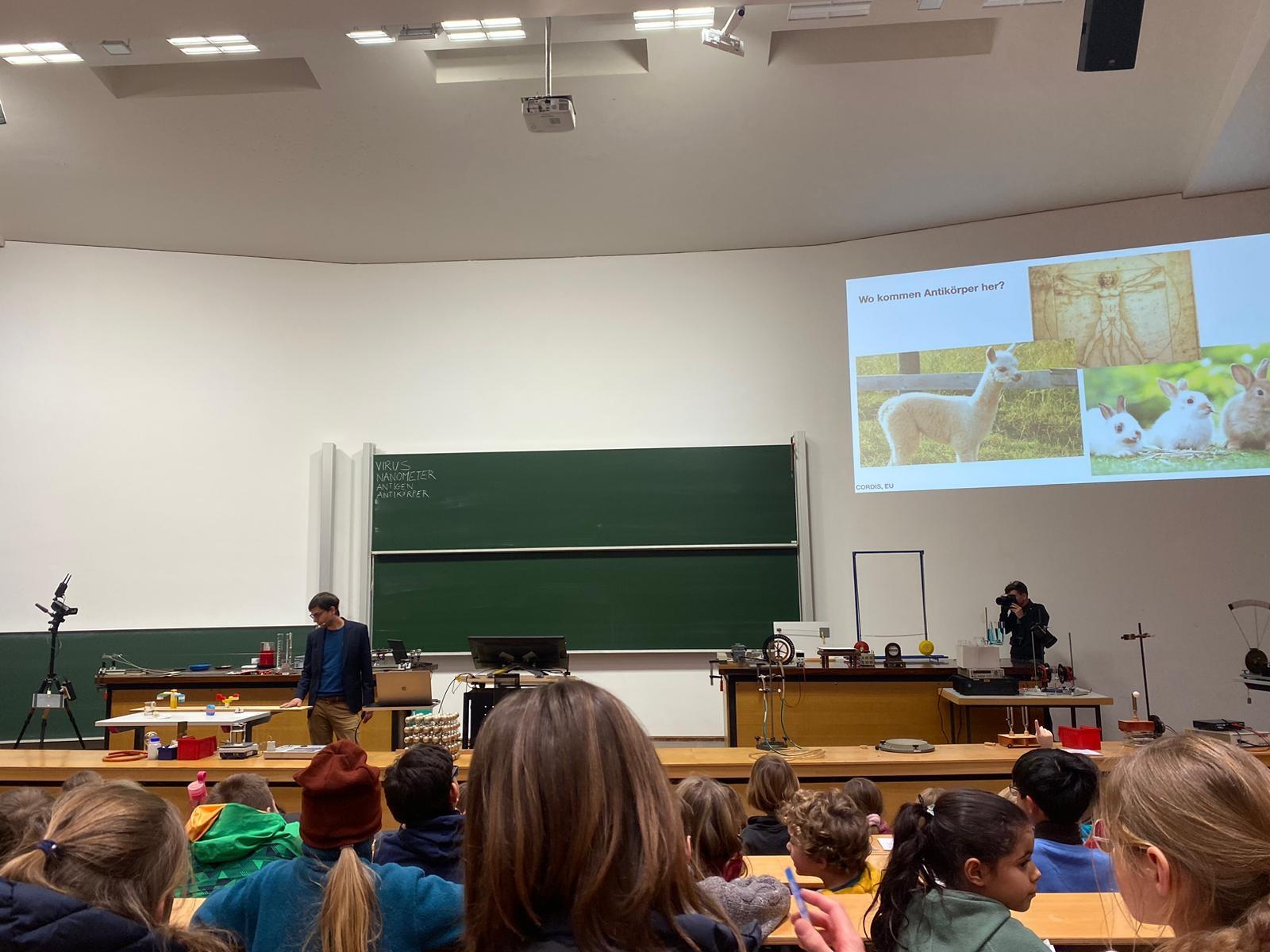 Hörsaal mit Kindern und Professor