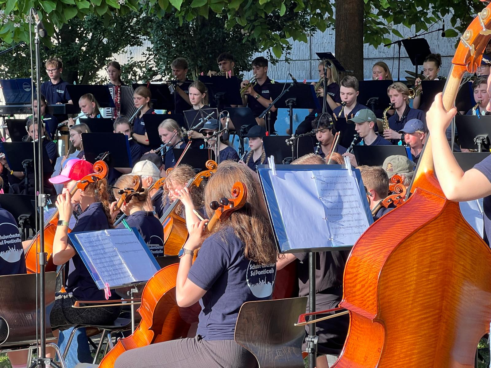 Schulorchester auf dem Schulhof