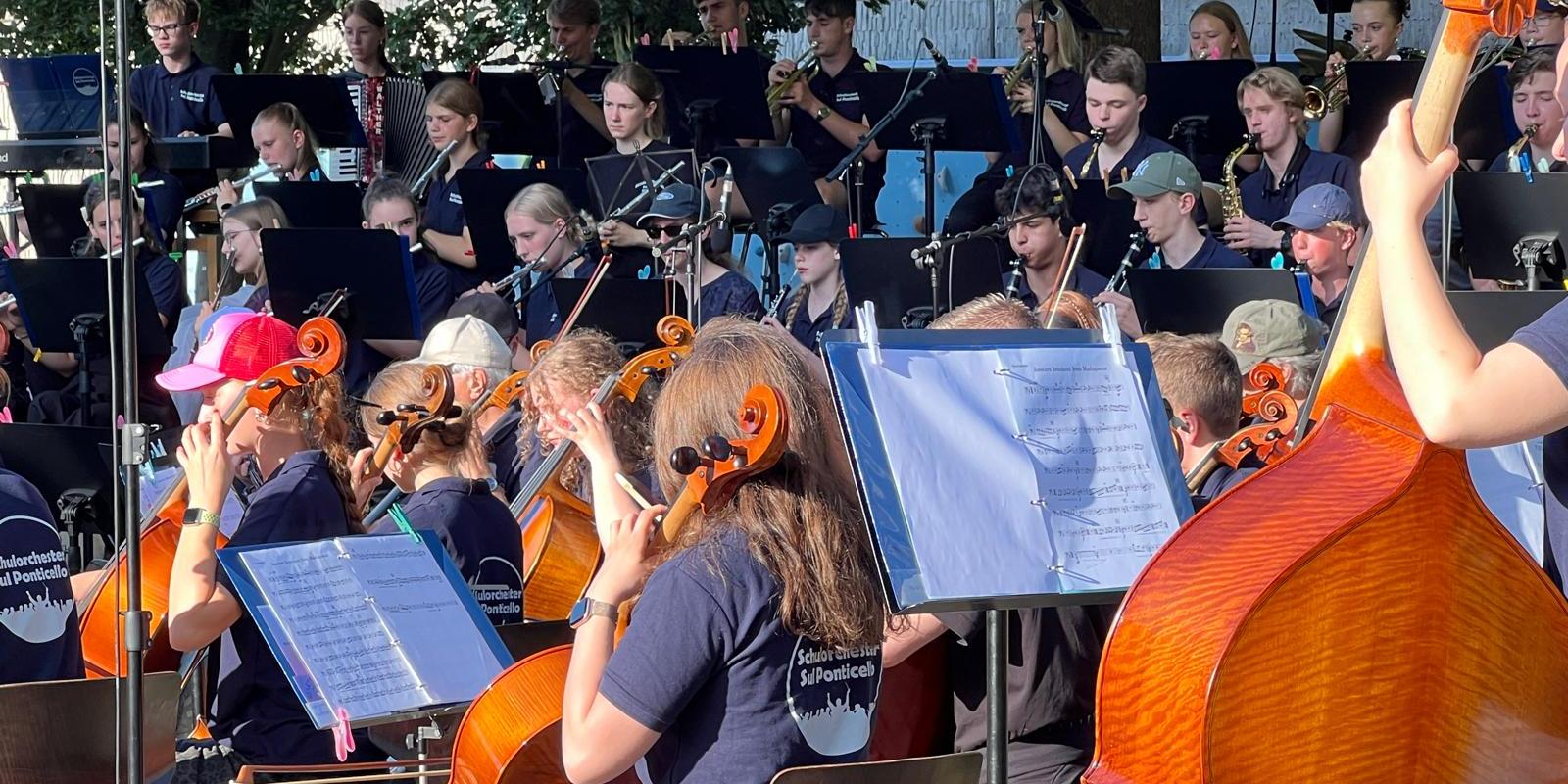 Schulorchester auf dem Schulhof
